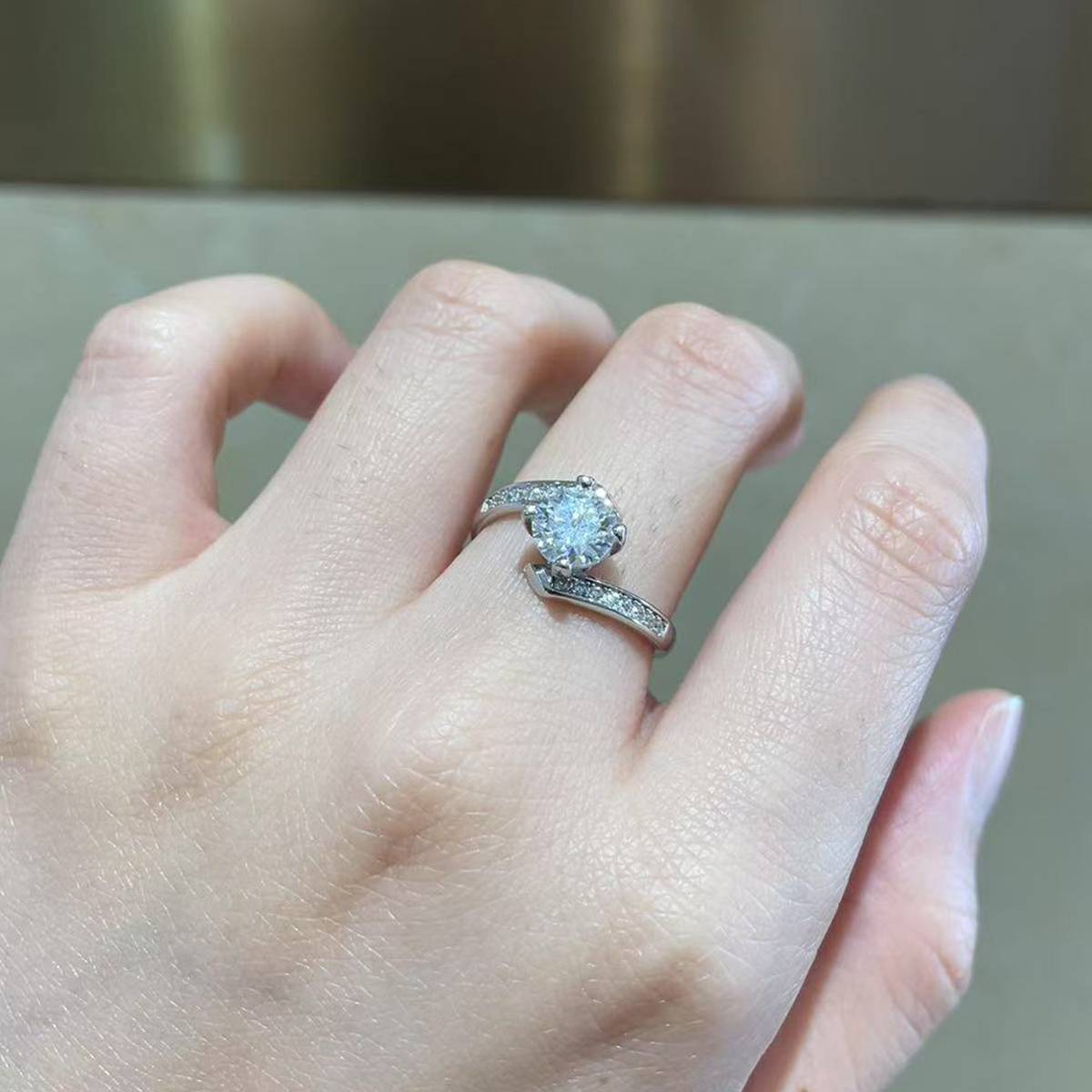 扭臂心形四爪圆钻女戒S925银镀白金定制选款主石莫桑钻1.0ct/副石高碳钻
